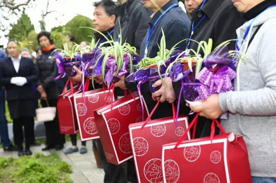 上海滨海古园墓地圆满举行2016年生态节地集体落葬仪式