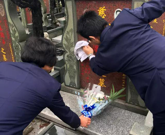 上海古园墓地党支部开展祭奠先辈活动