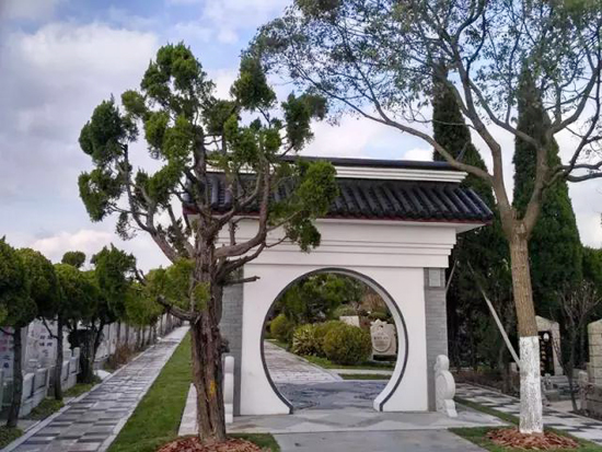 上海古园墓地，白墙、古树、拱桥与流水之间的美丽墓园