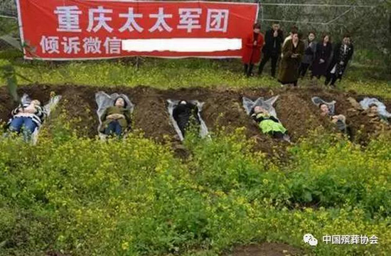 躺在坟墓里冥想