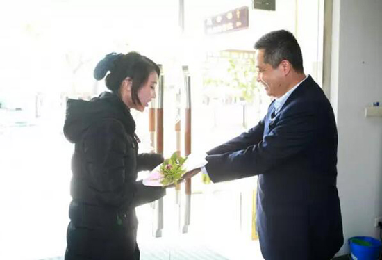 上海古园墓地：鲜花赠丽人