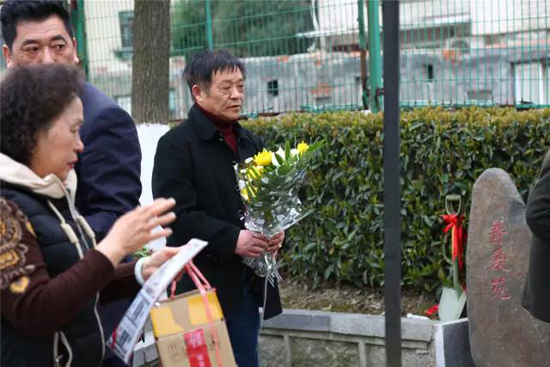 上海西园墓地举行第5次“普爱苑”集体落葬仪式
