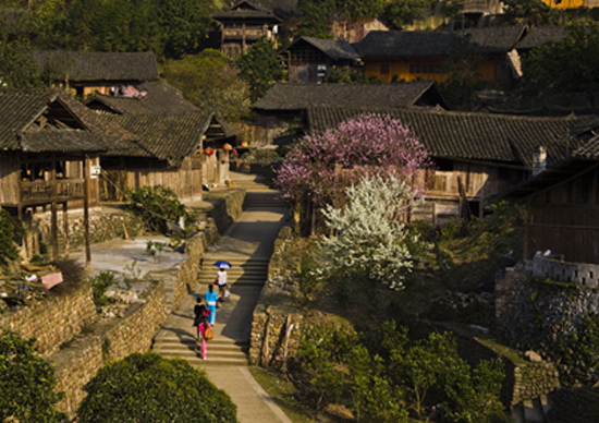 上海墓地：八十三载风云路，二十七士忠魂骨。