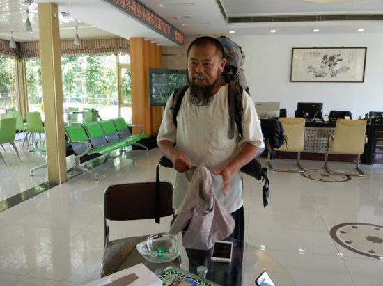 徒步千里来上海福寿园墓地纪念余纯顺壮士