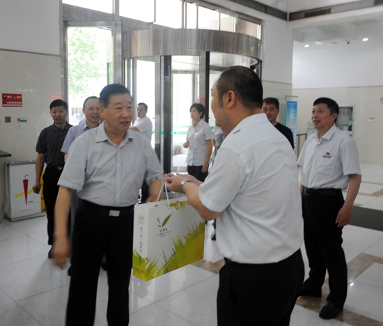 上海墓地：周静波巡视员等一行领导慰问龙华、宝兴殡仪馆职工
