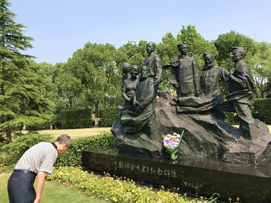 范长江长子来上海福寿园墓地纪念先辈