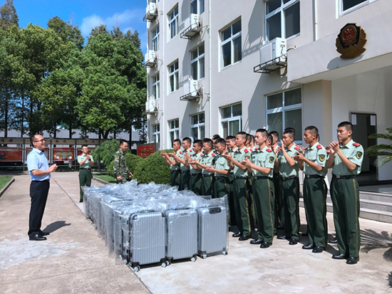 上海福寿园墓地欢送战士退役，唱响军民深情