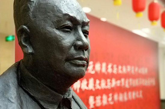 上海福寿园墓地向复旦大学图书馆捐赠陈毅元帅纪念铜像