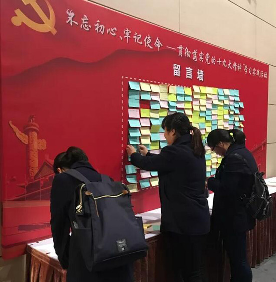 上海墓地：飞思、辰昕参观“从石库门到天安门”上海美术作品展