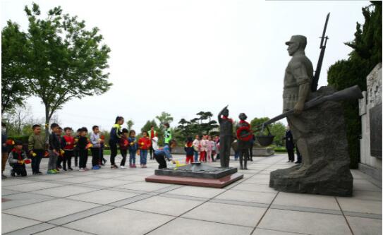 上海福寿园墓地人文纪念馆开展幼儿爱国主义教育活动