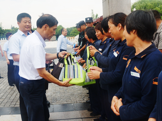 上海福寿园墓地：市合作交流系统工会领导高温走访慰问墓园一线职工