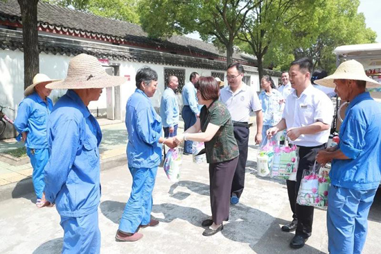 上海墓地：市殡葬服务中心奚书记等高温慰问古园墓地一线员工