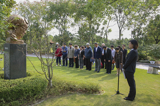 上影集团一行赴上海福寿园墓地纪念谢晋逝世十周年
