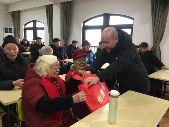上海古园墓地学雷锋，树新风
