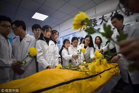 上海墓地：她以”裸捐“的方式告别这个世界，还告诉我们该如何面对生与死