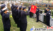 缅怀牺牲战友,卢湾公安分局至尊园清明祭扫活动