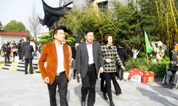 副区长顾耀明亲临海湾园察看清明情况