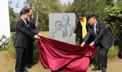 福寿园栖凤山墓地举行周有光夫妇纪雕像揭幕仪式