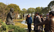 上海古园墓地迎沪上滑稽名家吴双艺之子吴国庆一行前来参观