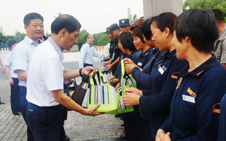 上海福寿园墓地：市合作交流系统工会领导高温走访慰问墓园一线职工